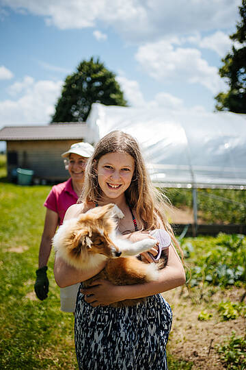 Junges Mädchen mit Henne in der Hand © Martin Hofmann_Kärnten Werbung