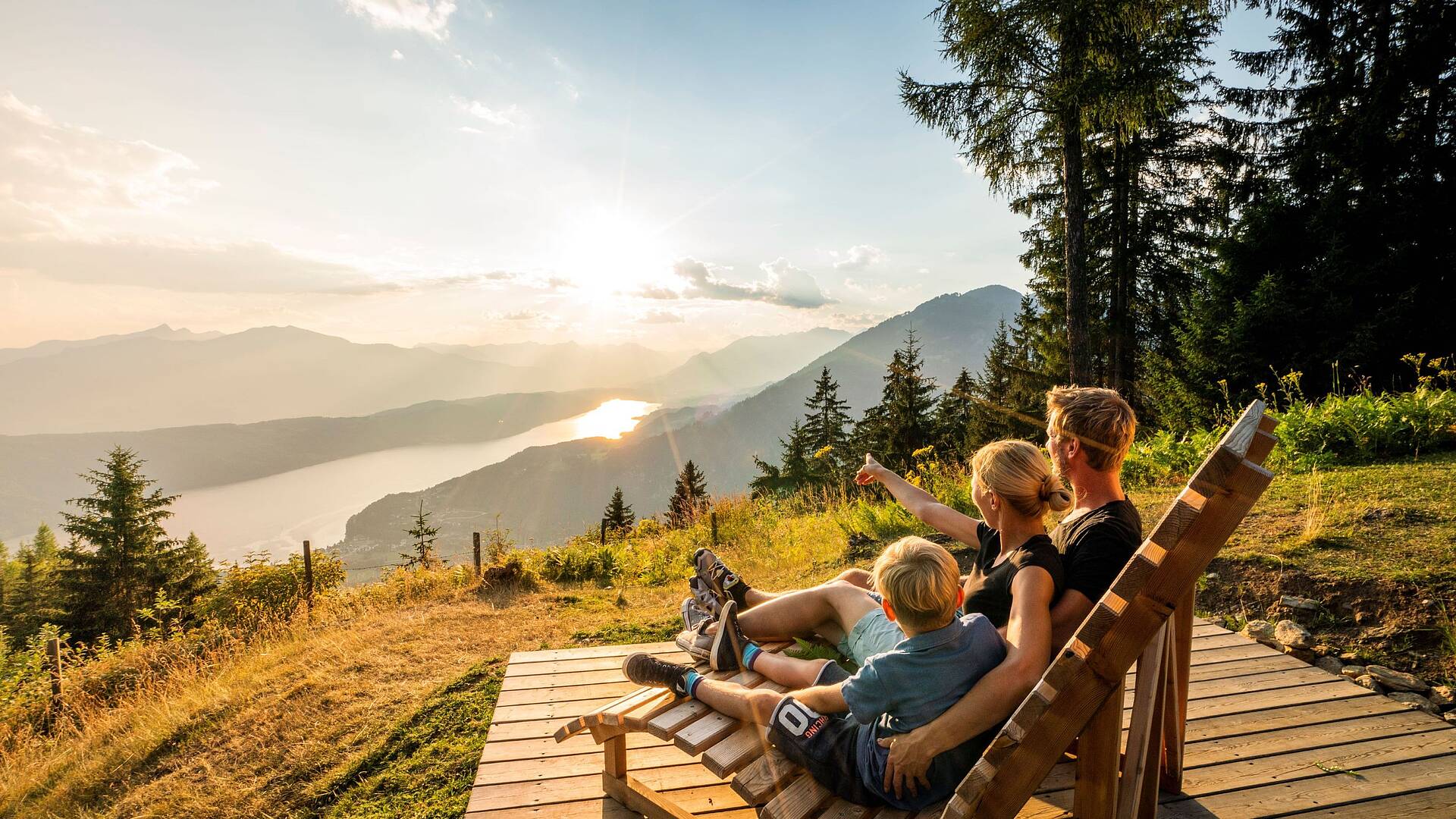 Kinder entdecken die vielfältige Flora und Fauna der Nockberge auf einer geführten Wanderung © Gert Perauer_MBN Tourismus