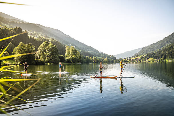 Stand Up paddeln entlang des Millstätter Sees, vorbei an blühenden Wiesen und idyllischen Dörfern © © Gert Perauer_MBN Tourismus